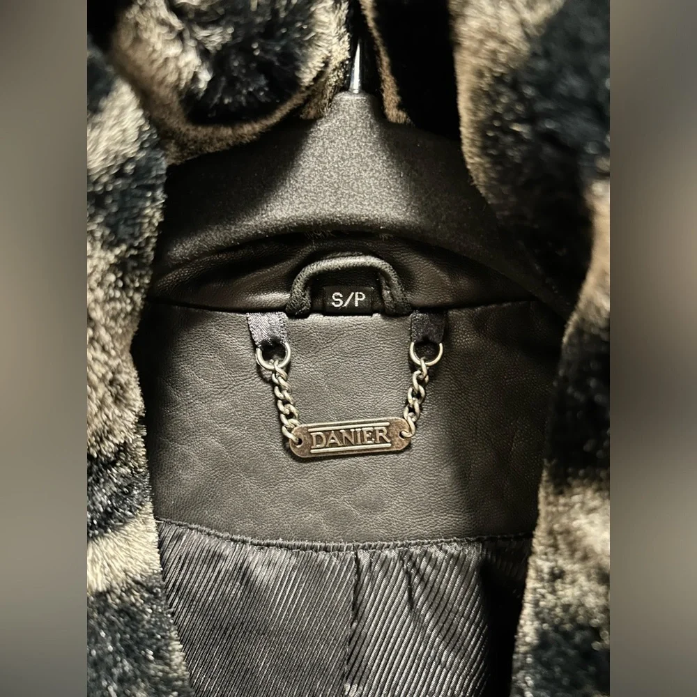 Leather jacket with faux Chinchilla trim - Picture 3 of 9